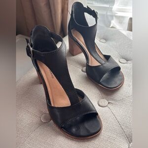 Lucky Brand Women's Black Leather T-strap Heel Size 6 ankle buckle